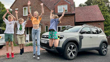 Dacia Duster Journey Hybrid long-term - kids jumping